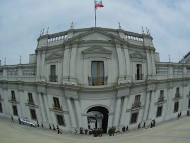 Estado todopoderoso y Constitución progresista